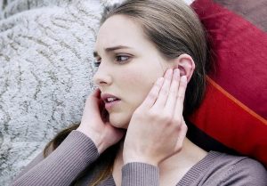 Почему закладывает уши при простуде и что делать в домашних условиях